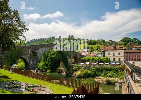 Vista del ponte romano a Cangas De Onis Foto Stock