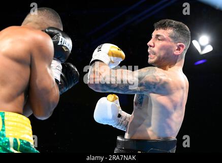 Wuppertal, Germania. 1 luglio 2023. Pugilato: IBF, Campionato del mondo, Gualtieri (Germania) - Falcao (Brasile). Vincenzo Gualtieri (r) combatte contro Esquiva Falcao a uni Halle per il Campionato Mondiale dei pesi medi IBF. Crediti: Roberto Pfeil/dpa/Alamy Live News Foto Stock