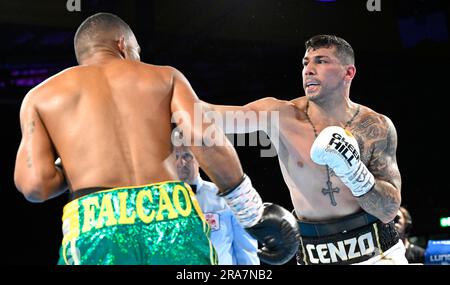 Wuppertal, Germania. 1 luglio 2023. Pugilato: IBF, Campionato del mondo, Gualtieri (Germania) - Falcao (Brasile). Vincenzo Gualtieri (r) combatte contro Esquiva Falcao a uni Halle per il Campionato Mondiale dei pesi medi IBF. Crediti: Roberto Pfeil/dpa/Alamy Live News Foto Stock