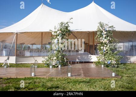 Fiori luminosi e meravigliosi a un matrimonio Foto Stock