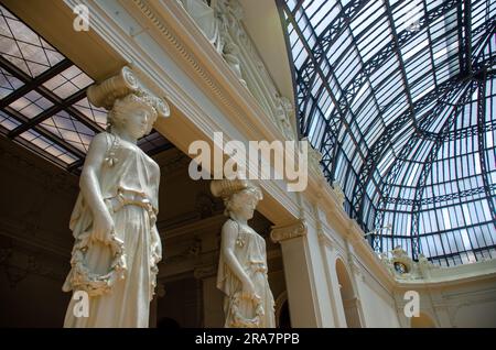 Cariatidi all'interno del Museo Nazionale delle Belle Arti del Cile (Museo Nacional de Bellas Artes o MNBA), sculture in marmo Foto Stock
