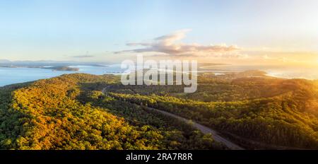 Le cittadine costiere della spiaggia di Swansea Caves sulle sponde del Pacifico dell'Australia in un panorama aereo scenografico. Foto Stock