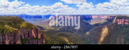 I Govetts saltano sulle rocce erose delle Blue Mountains dell'Australia in un ampio panorama aereo panoramico del canyon. Foto Stock