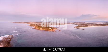 Barca a motore sulla costa del Pacifico in Australia al delta del canale di Swansea - panorama aereo panoramico all'alba. Foto Stock