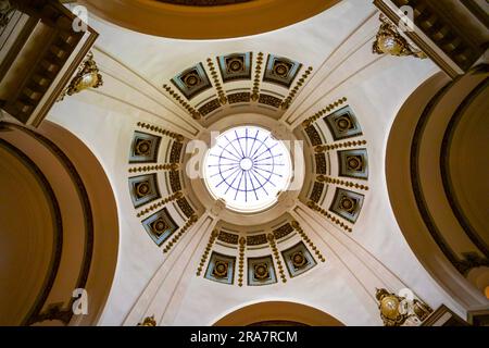 REGINA, SK, CANADA - 24 GIUGNO 2023: Soffitto a cupola rotonda progettato in modo complesso presso il Saskatchewan legislative Building a Regina, Saskatchewan, Canada Foto Stock