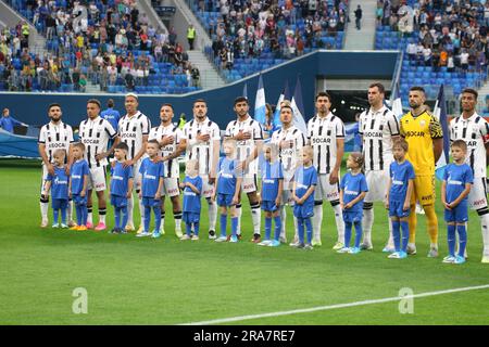 San Pietroburgo, Russia. 1 luglio 2023. Giocatori di Neftci in azione durante la partita di calcio della pari Premier Cup tra Zenit Saint Petersburg e Neftci Baku alla Gazprom Arena. La squadra dello Zenit FC ha vinto contro Neftci Baku con un punteggio finale di 3:1. Credito: SOPA Images Limited/Alamy Live News Foto Stock