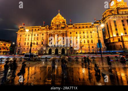 Gli ex edifici di Hong Kong e Shanghai Bank e Custom House sullo storico Bund di Shanghai, visti di notte a Shanghai, in Cina. Foto Stock