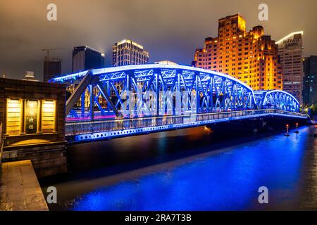 Una vista serale del Ponte Waibaidu (Giardino ponte) con il Broadway Mansions Hotel dietro. Shanghai, Cina. Foto Stock