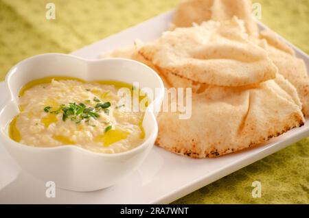 Hummus e pita, una classica e deliziosa combinazione mediorientale, perfetta per uno spuntino o un antipasto gustoso e salutare Foto Stock