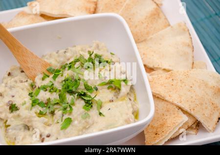 Ciotola di Baba Ghanoush, una salsa mediorientale cremosa e affumicata a base di melanzane tostate Foto Stock