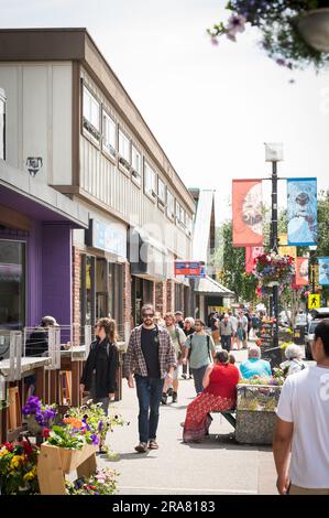 I turisti camminano lungo Cleveland Avenue nel centro di Squamish, British Columbia, Canada. Foto Stock