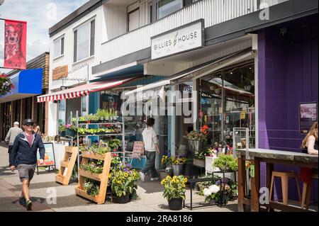 I turisti camminano lungo Cleveland Avenue nel centro di Squamish, British Columbia, Canada. Foto Stock