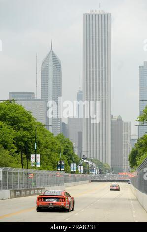 Chicago, Stati Uniti. 1 luglio 2023. L'edificio Prudential e l'Aon si innalzano sopra la pista durante le prove di Grant Park 220 NASCAR Cup Series a Chicago sabato 1 luglio 2023. Foto di Mark Black/UPI Credit: UPI/Alamy Live News Foto Stock