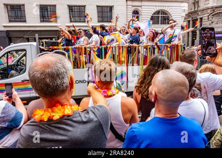 Un camion che trasporta i partecipanti alla London Pride Parade a Piccadily, Londra il 1 giugno 2023 mentre guardano gli spettatori Foto Stock