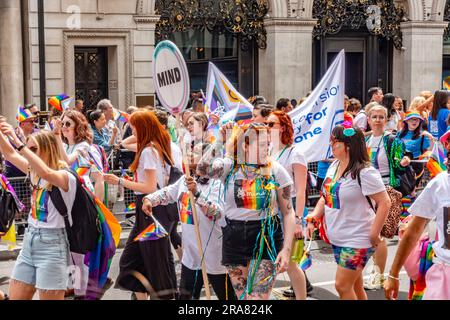 I partecipanti che rappresentano Mind all'evento annuale London Pride del 1 luglio 2023 su Piccadilly a Londra Foto Stock