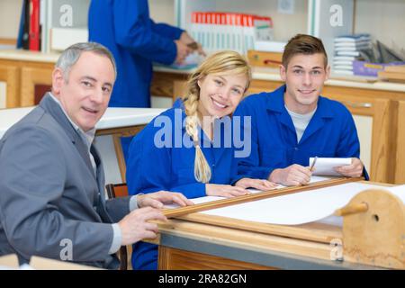 ritratto di elettricista con apprendisti che lavorano in una nuova casa Foto Stock