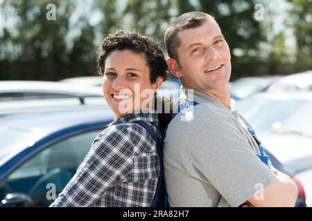 due riparatori con le braccia incrociate davanti al furgone Foto Stock