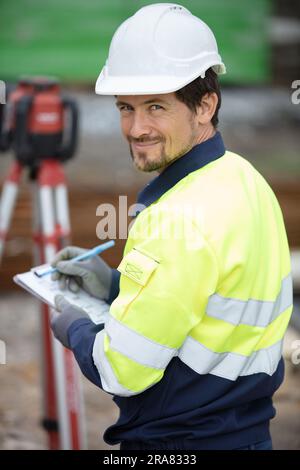 ispettore del terreno al lavoro in un cantiere edile Foto Stock