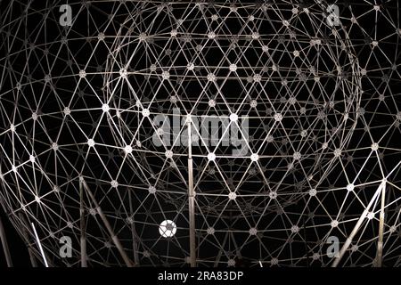 Belfast, Regno Unito. 2 luglio 2023. Full Moon a Belfast. La luna piena può essere vista attraverso la scultura d'arte pubblica RISE creata da Wolfgang Buttress. Si trova alla rotatoria di Broadway a Belfast. Crediti: Bonzo/Alamy Live News Foto Stock