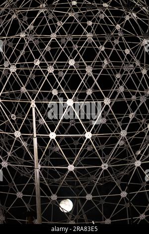 Belfast, Regno Unito. 2 luglio 2023. Full Moon a Belfast. La luna piena può essere vista attraverso la scultura d'arte pubblica RISE creata da Wolfgang Buttress. Si trova alla rotatoria di Broadway a Belfast. Crediti: Bonzo/Alamy Live News Foto Stock