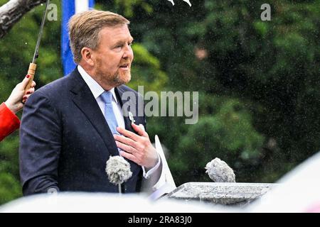 Amsterdam, Niederlande. 1 luglio 2023. Re Willem-Alexander dei Paesi Bassi all'Oosterpark di Amsterdam, il 1 luglio 2023, per partecipare a Ketikoti (la commemorazione nazionale del passato della schiavitù olandese), il re tiene un discorso e si scusa credito: Albert Nieboer/Netherlands OUT/Point De Vue OUT/dpa/Alamy Live News Foto Stock