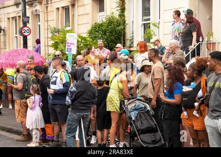 St Pauls, Bristol, Regno Unito. 1 luglio 2023. Carnevale di San Paolo, il ritorno di un carnevale e processione iconico e vivace, che attrae circa 100.000 persone. Organizzato dalla St Pauls Carnival Community Interest Company (CIC). Crediti: Stephen Bell/Alamy Live News Foto Stock