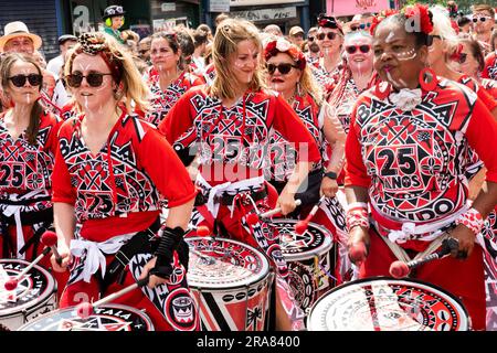 St Pauls, Bristol, Regno Unito. 1 luglio 2023. Carnevale di San Paolo, il ritorno di un carnevale e processione iconico e vivace, che attrae circa 100.000 persone. Organizzato dalla St Pauls Carnival Community Interest Company (CIC). Crediti: Stephen Bell/Alamy Live News Foto Stock
