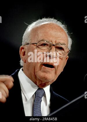 WASHINGTON DC - 7 MAGGIO 1995 il primo ministro israeliano Yitzhak Rabin durante il discorso alla 36a conferenza politica annuale della Commissione per gli affari pubblici americana - israeliana si scatena in Iran. Foto Stock