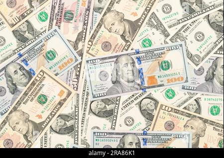 Scene di abbondanza: Una composizione visiva con distinte da 1, 10, 50 e 100 dollari. Foto Stock