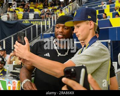 1 luglio 2023: Il proprietario di minoranza Tennessee Titans Derrick Henry posa con i fan durante la sessione pre-partita di una partita della MLS tra D.C. United e Nashville SC al Geodis Park di Nashville TN Steve Roberts/CSM Foto Stock