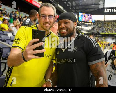 1 luglio 2023: Il proprietario di minoranza Tennessee Titans Derrick Henry posa con i fan durante la sessione pre-partita di una partita della MLS tra D.C. United e Nashville SC al Geodis Park di Nashville TN Steve Roberts/CSM Foto Stock