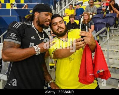 1 luglio 2023: Il proprietario di minoranza Tennessee Titans Derrick Henry posa con i fan durante la sessione pre-partita di una partita della MLS tra D.C. United e Nashville SC al Geodis Park di Nashville TN Steve Roberts/CSM Foto Stock