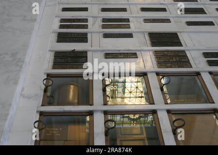 Los Angeles, California, USA 1 luglio 2023 architetto Robert Finkelhor, attrice Florence Rogers, attore otto Fries e attrice Mildred June Graves/nicchie nel mausoleo della cattedrale all'Hollywood Forever Cemetery il 1 luglio 2023 a Los Angeles, California, USA. Foto di Barry King/Alamy Stock Photo Foto Stock