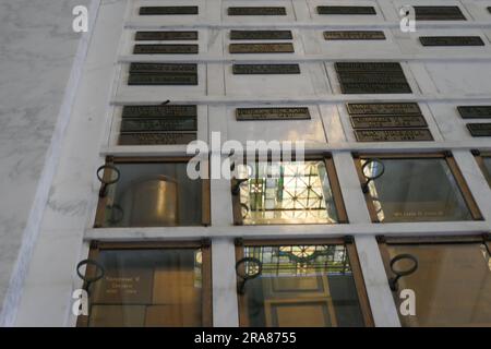 Los Angeles, California, USA 1 luglio 2023 architetto Robert Finkelhor, attrice Florence Rogers, attore otto Fries e attrice Mildred June Graves/nicchie nel mausoleo della cattedrale all'Hollywood Forever Cemetery il 1 luglio 2023 a Los Angeles, California, USA. Foto di Barry King/Alamy Stock Photo Foto Stock