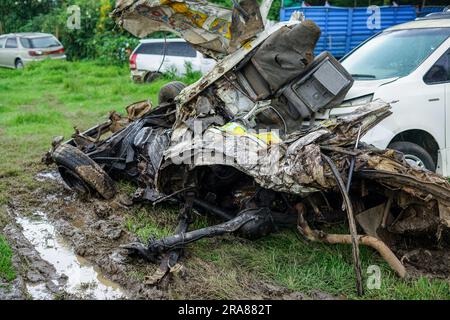 Nakuru, Kenya. 1 luglio 2023. Una vista di un relitto di un minibus comunemente noto come matatu visto alla stazione di polizia di Londiani, che era tra i veicoli investiti da un camion che ha perso il controllo uccidendo oltre 50 persone nel Londiani Trading Center, situato a 220 km a nord-ovest di Nairobi. Kipchumba Murkomen, ministro delle strade, dei trasporti e dei lavori pubblici, ha stabilito che tutti i mercati lungo la riserva stradale sarebbero stati trasferiti per frenare gli incidenti stradali. Credito: SOPA Images Limited/Alamy Live News Foto Stock