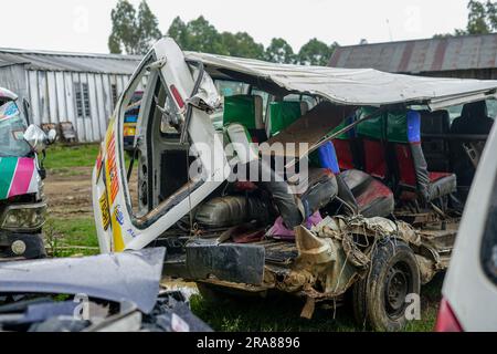 Nakuru, Kenya. 1 luglio 2023. Una vista di un relitto di un minibus comunemente noto come matatu visto alla stazione di polizia di Londiani, che era tra i veicoli investiti da un camion che ha perso il controllo uccidendo oltre 50 persone nel Londiani Trading Center, situato a 220 km a nord-ovest di Nairobi. Kipchumba Murkomen, ministro delle strade, dei trasporti e dei lavori pubblici, ha stabilito che tutti i mercati lungo la riserva stradale sarebbero stati trasferiti per frenare gli incidenti stradali. (Foto di James Wakibia/SOPA Images/Sipa USA) credito: SIPA USA/Alamy Live News Foto Stock