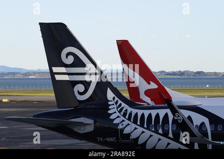 Immagine che mostra Air New Zealand e Qantas Aircraft il 7 giugno 2023 all'aeroporto di Auckland, nuova Zelanda Foto Stock