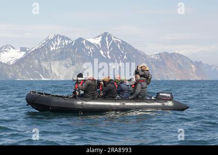 Eco-turisti in Zodiac Rubber Boat, Kamchatka, Russia orientale Foto Stock