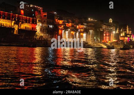 Vista notturna dei palazzi sulle rive del fiume Gange a Varanasi (Benares), India. Foto Stock