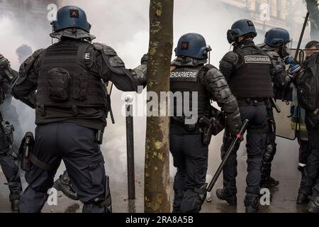 Le forze di polizia francesi (Gendarmerie) a Parigi durante la manifestazione sindacale contro la riforma pensionistica voluta dal presidente Macron il 1° maggio 2023 Foto Stock