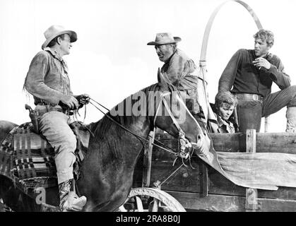 Hollywood, California: 1953 John Wayne interpreta il film western 3D Warner Hondo, basedon un racconto di Louis l'Amour. Da sinistra a destra: Wayne, Ward Bond, James Arness. Foto Stock