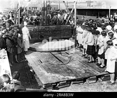 Yakima, Washington: Ottobre 1927. I panettieri si preparano a cuocere la torta di mele più grande del mondo per celebrare la settimana nazionale delle mele a Yakima. La torta è larga circa 10 metri, ha 400 galloni di mele e ci sono voluti cinque corde di legno per riscaldare il forno per cuocerlo. Pesa 1 tonnellata ed è stata consumata da 2000 bambini. Foto Stock