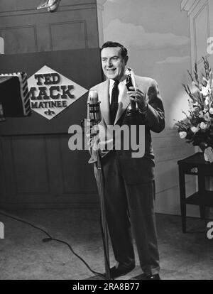 New York, New York: Conduttore televisivo del 1958 Ted Mack nel suo "The Original Amateur Show". Foto Stock