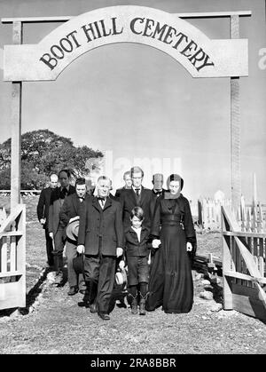 Hollywood, California: c. 1952 i piangenti che camminano fuori dal cimitero di Boot Hill in una scena cinematografica occidentale. Foto Stock