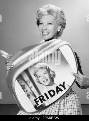 New York, New York: La conduttrice televisiva del 1961 Dinah Shore mentre si prepara a iniziare il suo nuovo show del venerdì sera, "The Dinah Shore Show". Foto Stock