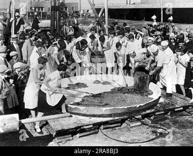 Yakima, Washington: Ottobre 1927. I panettieri che caricano i 400 galloni di mele utilizzati per preparare la torta di mele più grande del mondo per celebrare la settimana nazionale delle mele a Yakima. La torta è lunga circa 3 metri e ci sono voluti cinque corde di legno per riscaldare il forno e cuocerlo. Pesa 1 tonnellata ed è stata consumata da 2000 bambini. Foto Stock