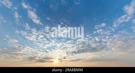 Cielo serale atmosferico con il sole basso nel cielo Foto Stock