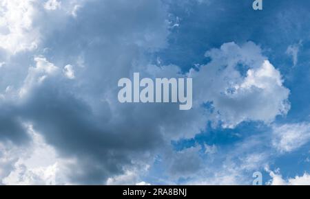 Nuvole di doccia scure con cielo blu Foto Stock