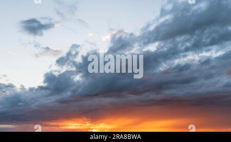 Spettacolare e luminoso cielo serale con una parete di nuvole al tramonto Foto Stock