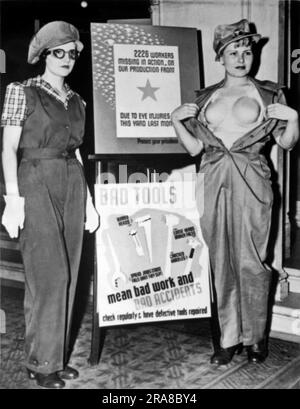 Los Angeles, California: 1943 nuovo abbigliamento di sicurezza del Dipartimento del lavoro sviluppato per le donne lavoratori del tempo di guerra. L'uniforme a sinistra viene indossata sopra la "bra" di plastica a destra e previene futuri infortuni sul lavoro tra i lavoratori di guerra femminili. Foto Stock